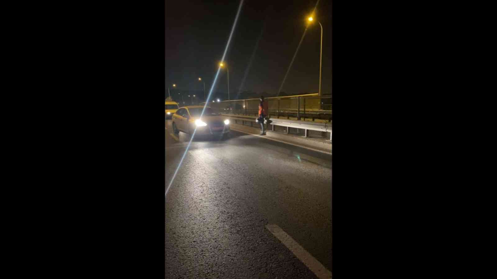 Aracını viyadüğe sürdü, başarılı olamayınca atlayarak intihar etti Beykoz’da aracıyla kendisini viyadükten aşağı atmaya çalışan şahıs başarılı olamayınca araçtan inerek intihar etti. Dehşete düşüren o anlar ise ...