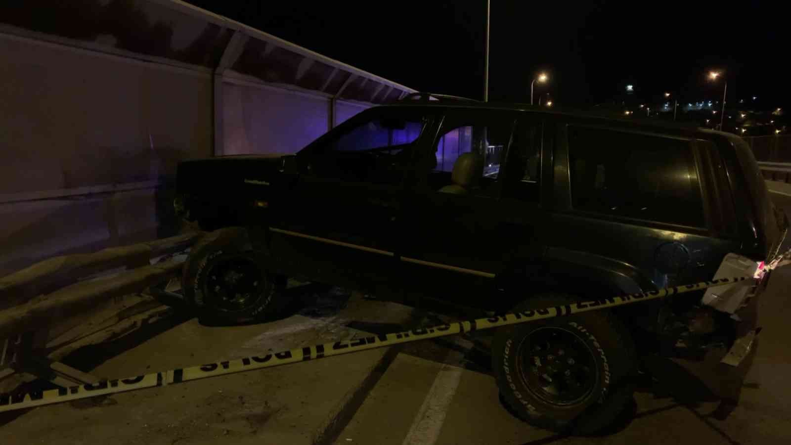 Aracını viyadüğe sürdü, başarılı olamayınca atlayarak intihar etti Beykoz’da aracıyla kendisini viyadükten aşağı atmaya çalışan şahıs başarılı olamayınca araçtan inerek intihar etti. Dehşete düşüren o anlar ise ...