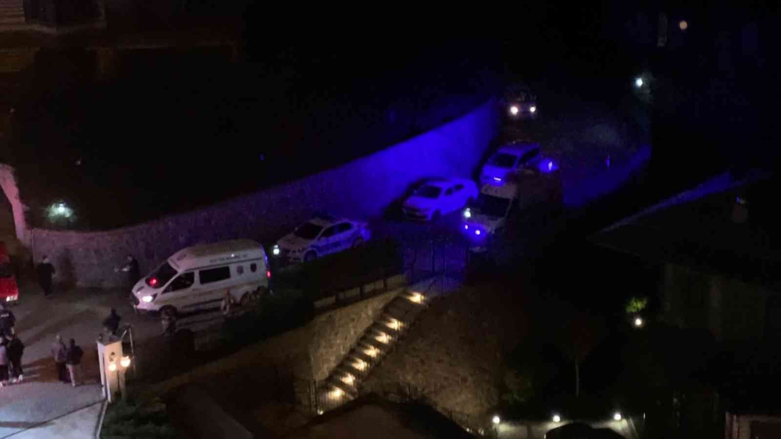 Aracını viyadüğe sürdü, başarılı olamayınca atlayarak intihar etti Beykoz’da aracıyla kendisini viyadükten aşağı atmaya çalışan şahıs başarılı olamayınca araçtan inerek intihar etti. Dehşete düşüren o anlar ise ...