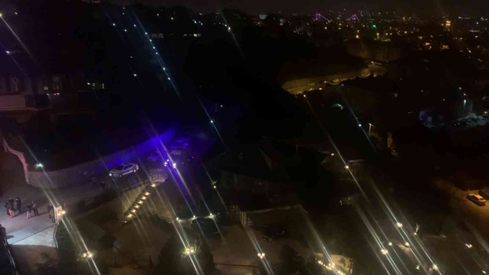 Aracını viyadüğe sürdü, başarılı olamayınca atlayarak intihar etti Beykoz’da aracıyla kendisini viyadükten aşağı atmaya çalışan şahıs başarılı olamayınca araçtan inerek intihar etti. Dehşete düşüren o anlar ise ...