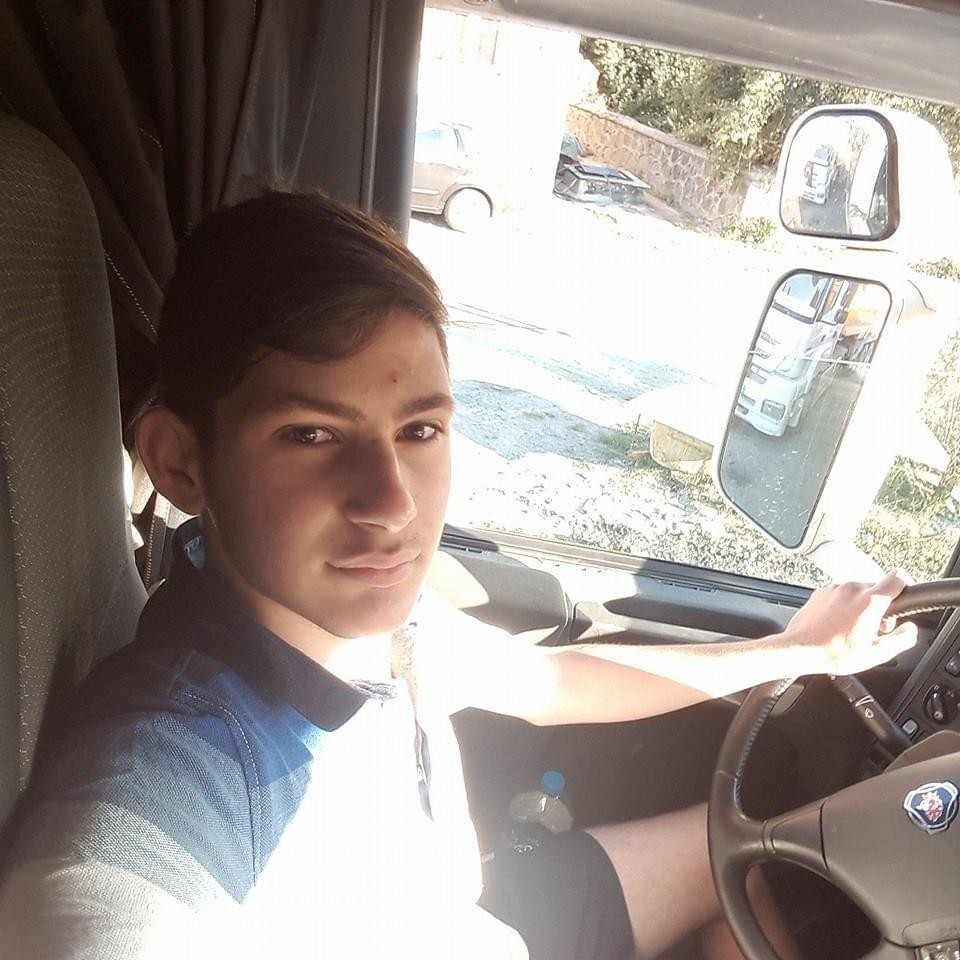 Aracını viyadüğe sürdü, başarılı olamayınca atlayarak intihar etti Beykoz’da aracıyla kendisini viyadükten aşağı atmaya çalışan şahıs başarılı olamayınca araçtan inerek intihar etti. Dehşete düşüren o anlar ise ...