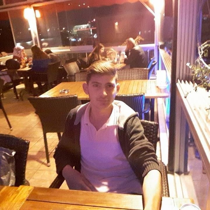 Aracını viyadüğe sürdü, başarılı olamayınca atlayarak intihar etti Beykoz’da aracıyla kendisini viyadükten aşağı atmaya çalışan şahıs başarılı olamayınca araçtan inerek intihar etti. Dehşete düşüren o anlar ise ...