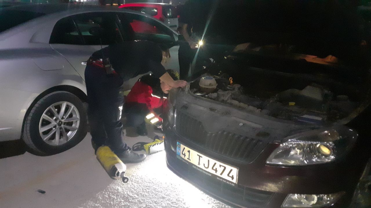 Araçta sıkışan kedi için seferber oldular Kocaeli’nin Darıca ilçesinde, otomobilin motor kısmına sıkışan yavru kedi, İtfaiye tarafından kurtarıldı. Olay, Kocaeli’nin Darıca ilçesi ...