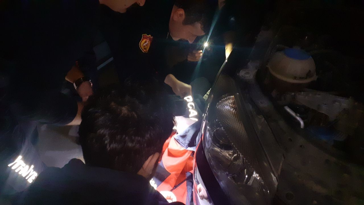 Araçta sıkışan kedi için seferber oldular Kocaeli’nin Darıca ilçesinde, otomobilin motor kısmına sıkışan yavru kedi, İtfaiye tarafından kurtarıldı. Olay, Kocaeli’nin Darıca ilçesi ...