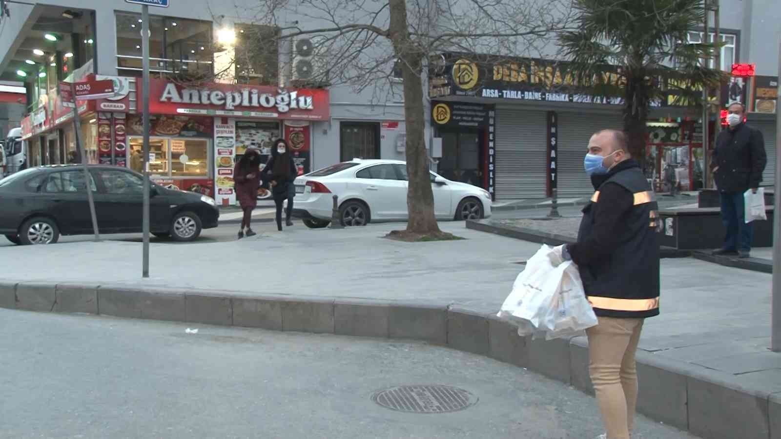 Arnavutköy’de iftarda yolda kalanlara iftariyelik ikramı Arnavutköy Belediyesi iftar vakti trafikte kalan sürücülere ve iftara yetişemeyecek durumda olan vatandaşlara, iftariyelik ikramında bulunuyor ...