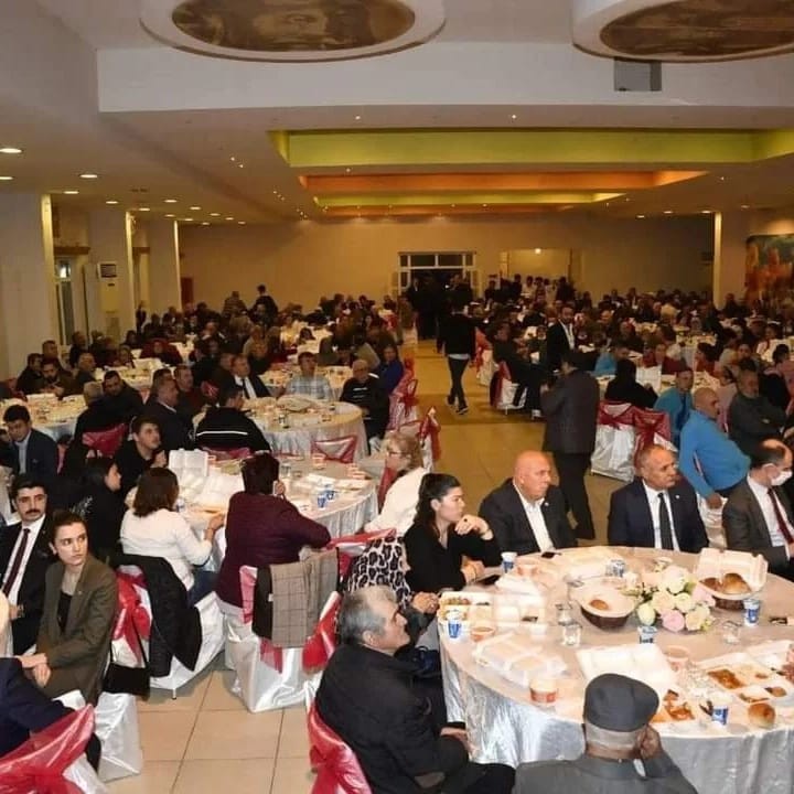 Aşevinden 500 kişilik iftar yemeği İpsala Kaymakamlığı Sosyal Yardımlaşma ve Dayanışma Vakfı Aşevi tarafından 500 kişilik iftar yemeği verildi. Edirne’nin İpsala ilçe Kaymakamlığı ...