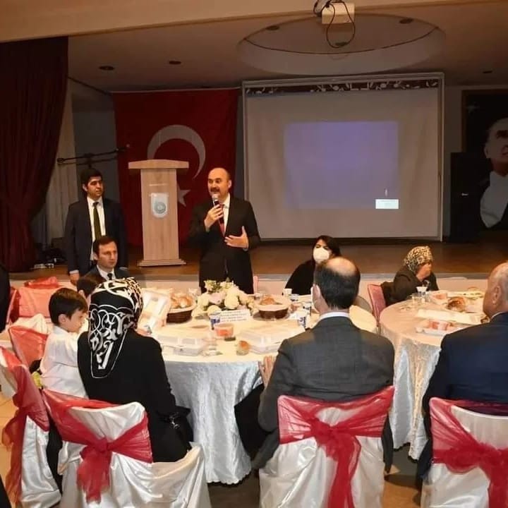 Aşevinden 500 kişilik iftar yemeği İpsala Kaymakamlığı Sosyal Yardımlaşma ve Dayanışma Vakfı Aşevi tarafından 500 kişilik iftar yemeği verildi. Edirne’nin İpsala ilçe Kaymakamlığı ...