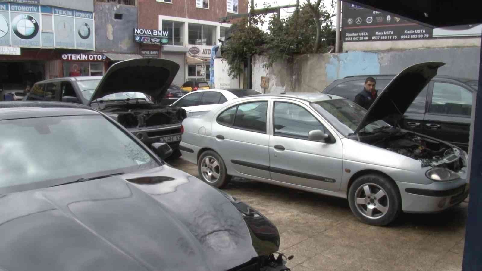 Ataşehir’de Bostancı Sanayii Sitesine gelen 3 şüpheli, bir dükkan önünde duran araçların Airbaglerini çalacakları esnada dükkan sahiplerine ...