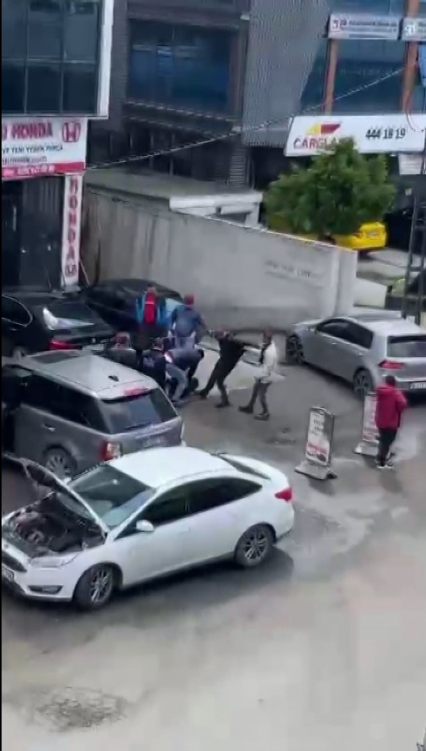 Ataşehir’de Bostancı Sanayii Sitesine gelen 3 şüpheli, bir dükkan önünde duran araçların Airbaglerini çalacakları esnada dükkan sahiplerine ...
