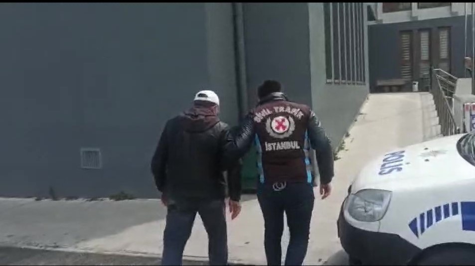 Ataşehir’de dubalarla kendisine park alanı yapan değnekçi yakalandı Ataşehir’de bir yol üzerine dubalar koyarak kendisine park yeri oluşturan ve buraya park eden otomobil sürücülerinden ücret talep eden değnekçi ...