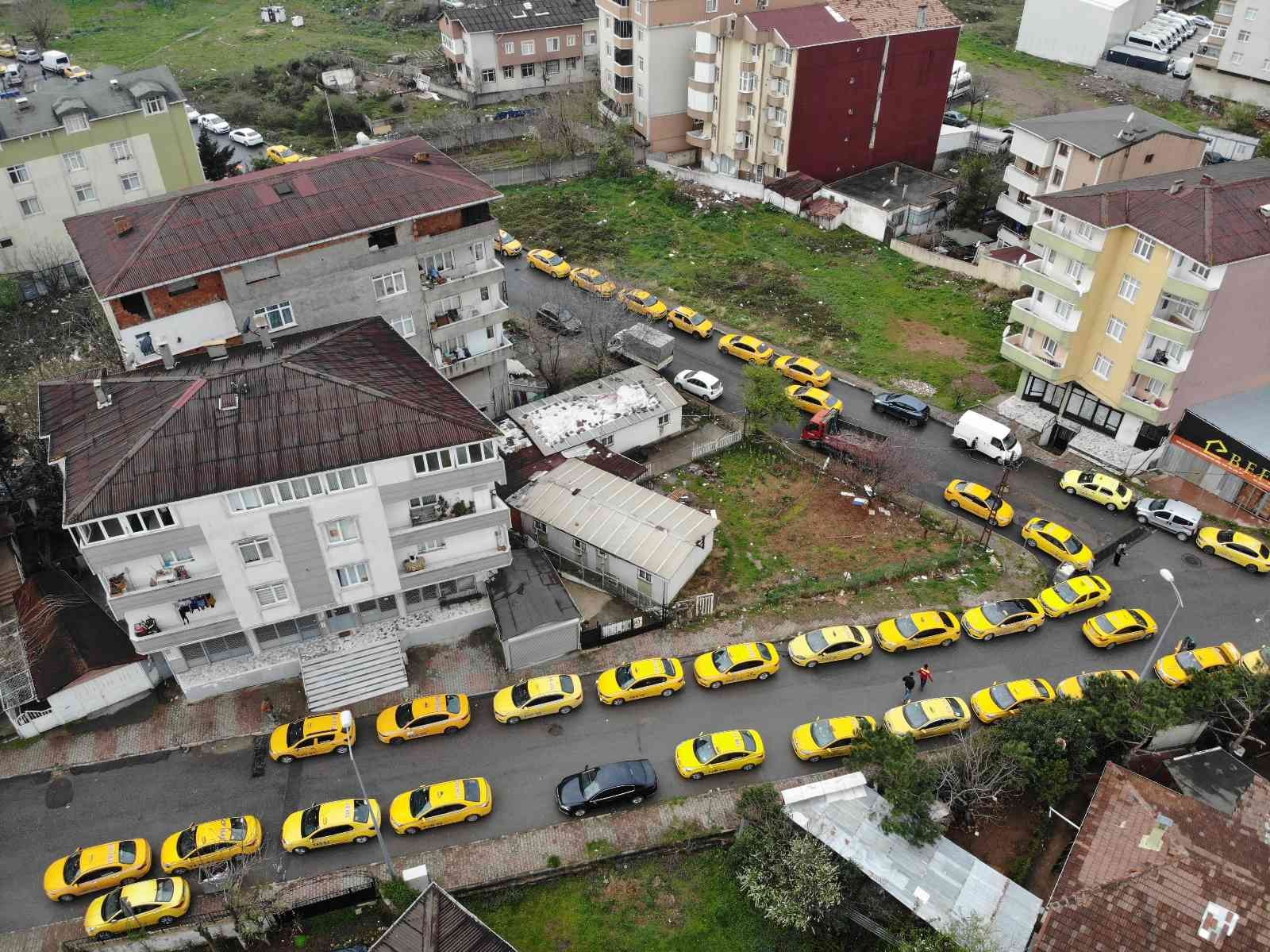 Ataşehir’de taksimetre güncellemesinde uzun kuyruklar oluştu İstanbul’da taksi açılış ücretine yapılan zammın ardından taksi şoförleri yeni tarifeye uygun olarak taksimetrelerini güncellemek için Ataşehir ...