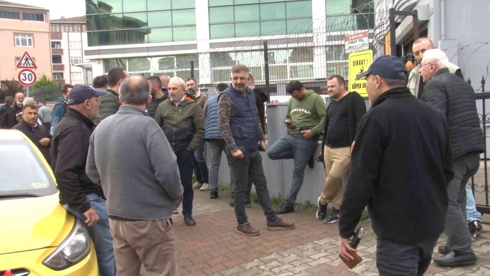 Ataşehir’de taksimetre güncellemesinde uzun kuyruklar oluştu İstanbul’da taksi açılış ücretine yapılan zammın ardından taksi şoförleri yeni tarifeye uygun olarak taksimetrelerini güncellemek için Ataşehir ...