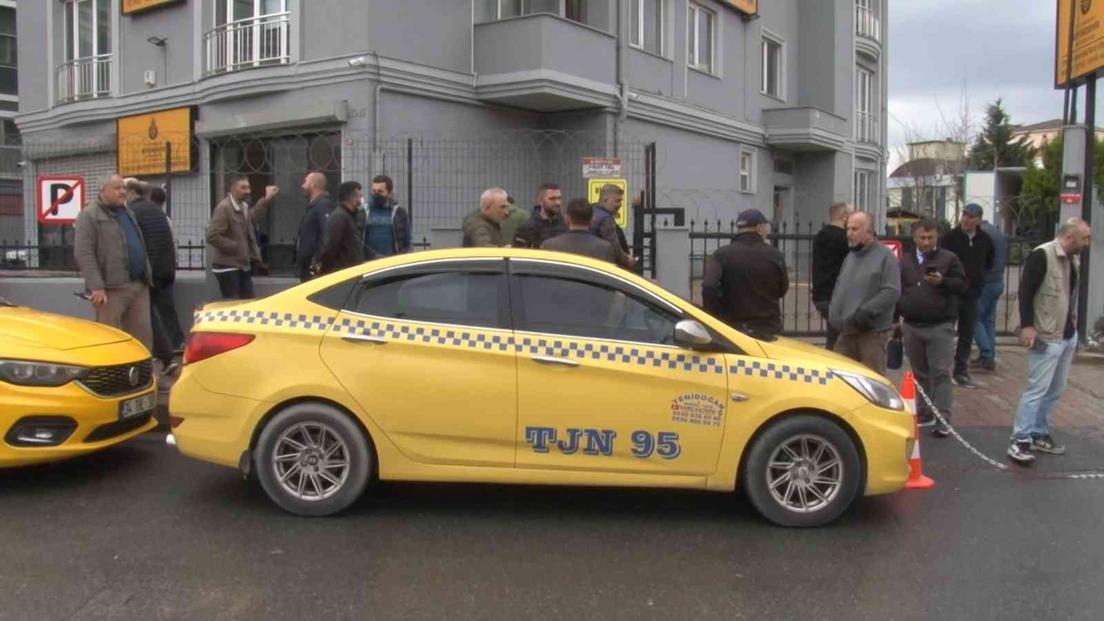 İstanbul’da taksi açılış ücretine yapılan zammın ardından taksi şoförleri yeni tarifeye uygun olarak taksimetrelerini güncellemek için Ataşehir ...