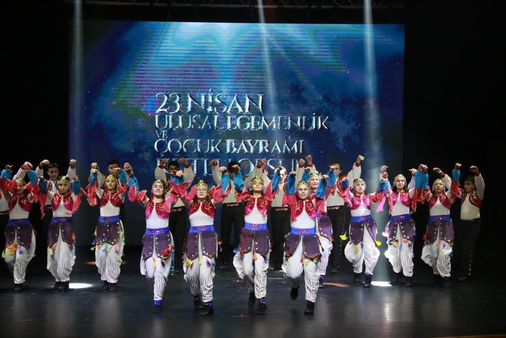 Ataşehirli gençler, dansla 23 Nisan’a damga vurdu Ataşehir Belediyesi Çocuk ve Gençlik Halk Dansları Topluluğu, bir rozetle başlayan ve halk egemenliği ile sonuçlanan tarihi süreci muhteşem ...