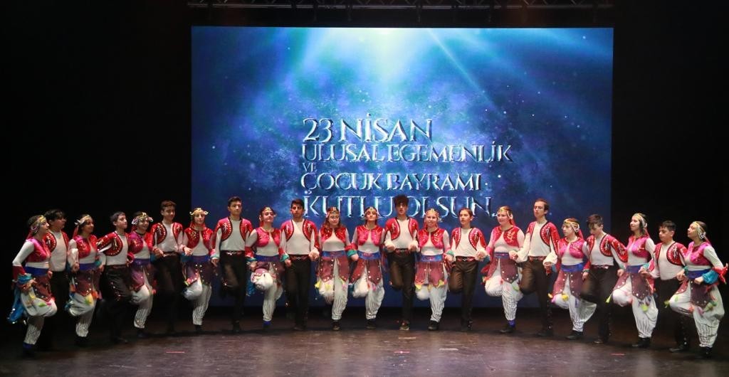 Ataşehirli gençler, dansla 23 Nisan’a damga vurdu Ataşehir Belediyesi Çocuk ve Gençlik Halk Dansları Topluluğu, bir rozetle başlayan ve halk egemenliği ile sonuçlanan tarihi süreci muhteşem ...