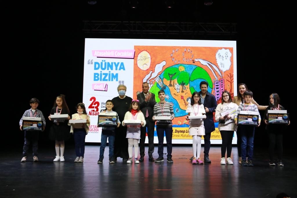 Ataşehirli gençler, dansla 23 Nisan’a damga vurdu Ataşehir Belediyesi Çocuk ve Gençlik Halk Dansları Topluluğu, bir rozetle başlayan ve halk egemenliği ile sonuçlanan tarihi süreci muhteşem ...