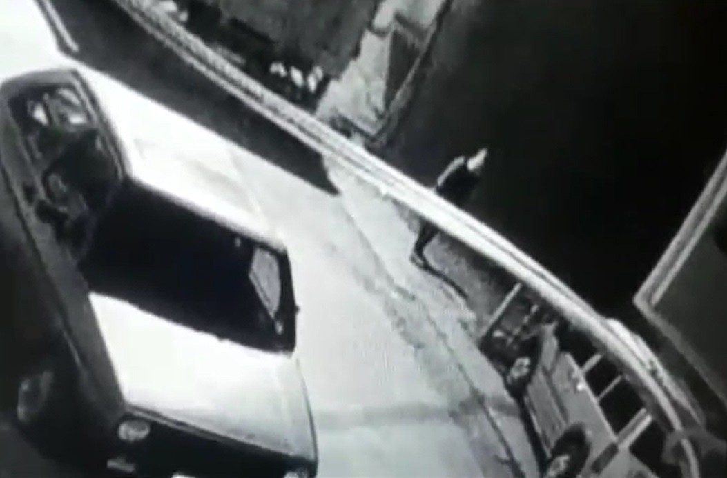 Avcılar’da evlerden 12 adet cep telefonu çalan hırsız tutuklandı Avcılar’da, farklı tarih ve adreslerden 12 adet cep telefonu ve 8 bin TL para çalan yabancı uyruklu hırsız yakalandı. Gözaltına alındıktan sonra ...