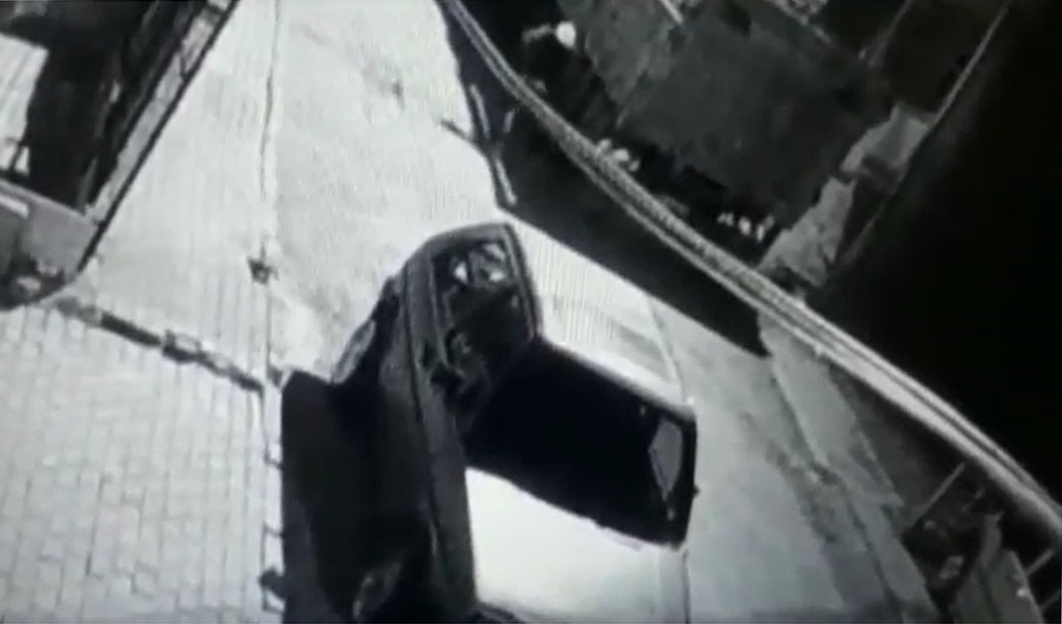 Avcılar’da evlerden 12 adet cep telefonu çalan hırsız tutuklandı Avcılar’da, farklı tarih ve adreslerden 12 adet cep telefonu ve 8 bin TL para çalan yabancı uyruklu hırsız yakalandı. Gözaltına alındıktan sonra ...