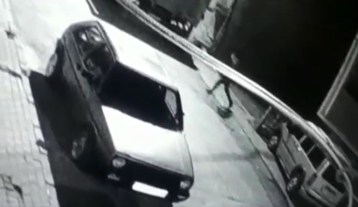 Avcılar’da evlerden 12 adet cep telefonu çalan hırsız tutuklandı Avcılar’da, farklı tarih ve adreslerden 12 adet cep telefonu ve 8 bin TL para çalan yabancı uyruklu hırsız yakalandı. Gözaltına alındıktan sonra ...