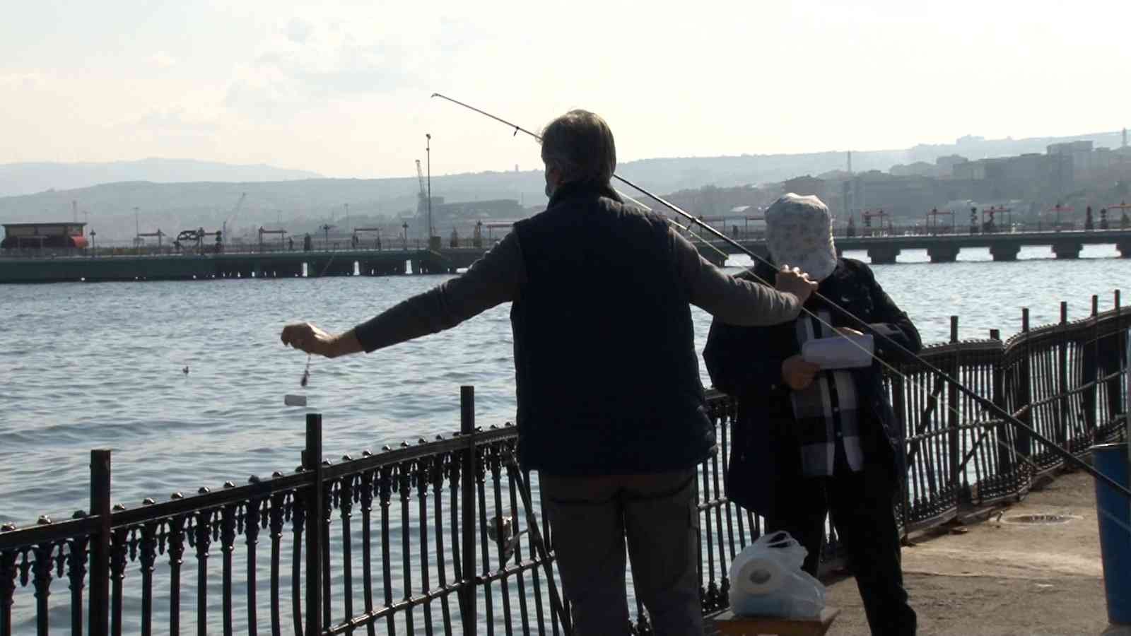 Avlanma yasağıyla oltalar çantadan çıktı Balık avcılığında 15 Nisan itibariyle avlanma yasaklarının başlamasıyla, olta balıkçıları oltalarını denize salladı. Oltalara takılan istavritler ...