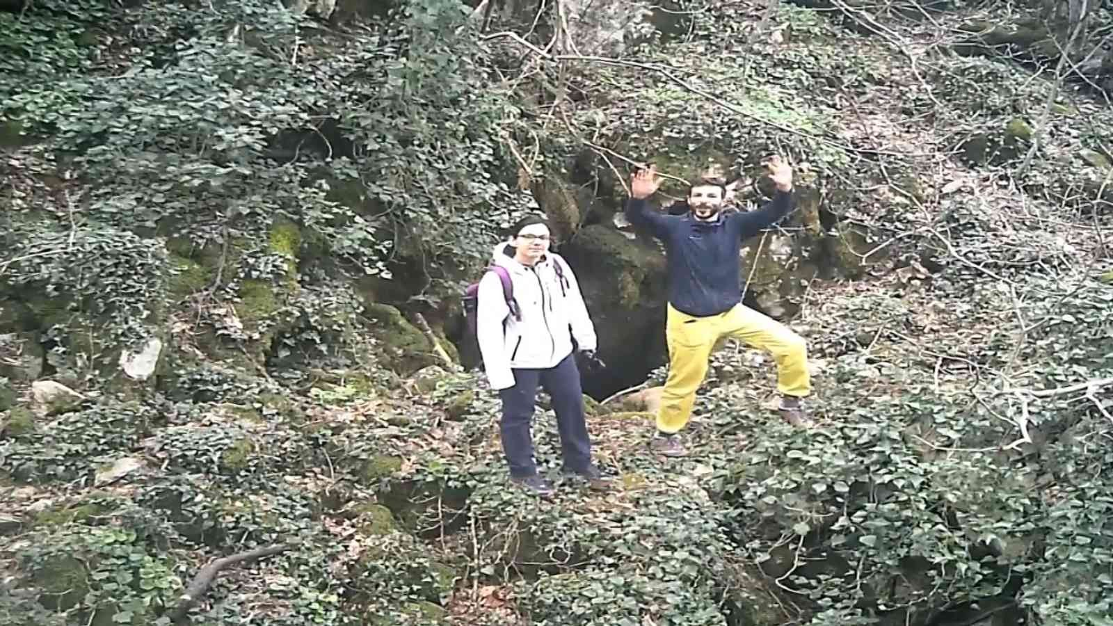 Ayı ile burun buruna gelecekken aldıkları kararla ölümden döndüler Ormanlık alanda keşfettikleri mağaranın derinliklerine inmekten son anda vazgeçen dağcılar, ölümden döndüklerini bölgeye yerleştirdikleri ...