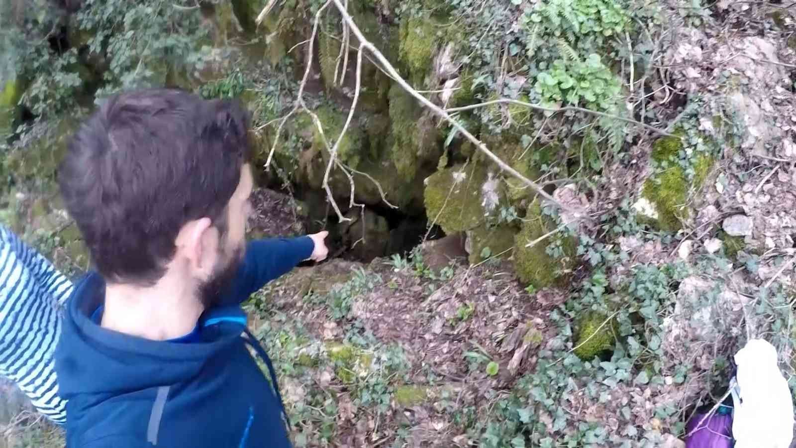 Ayı ile burun buruna gelecekken aldıkları kararla ölümden döndüler Ormanlık alanda keşfettikleri mağaranın derinliklerine inmekten son anda vazgeçen dağcılar, ölümden döndüklerini bölgeye yerleştirdikleri ...