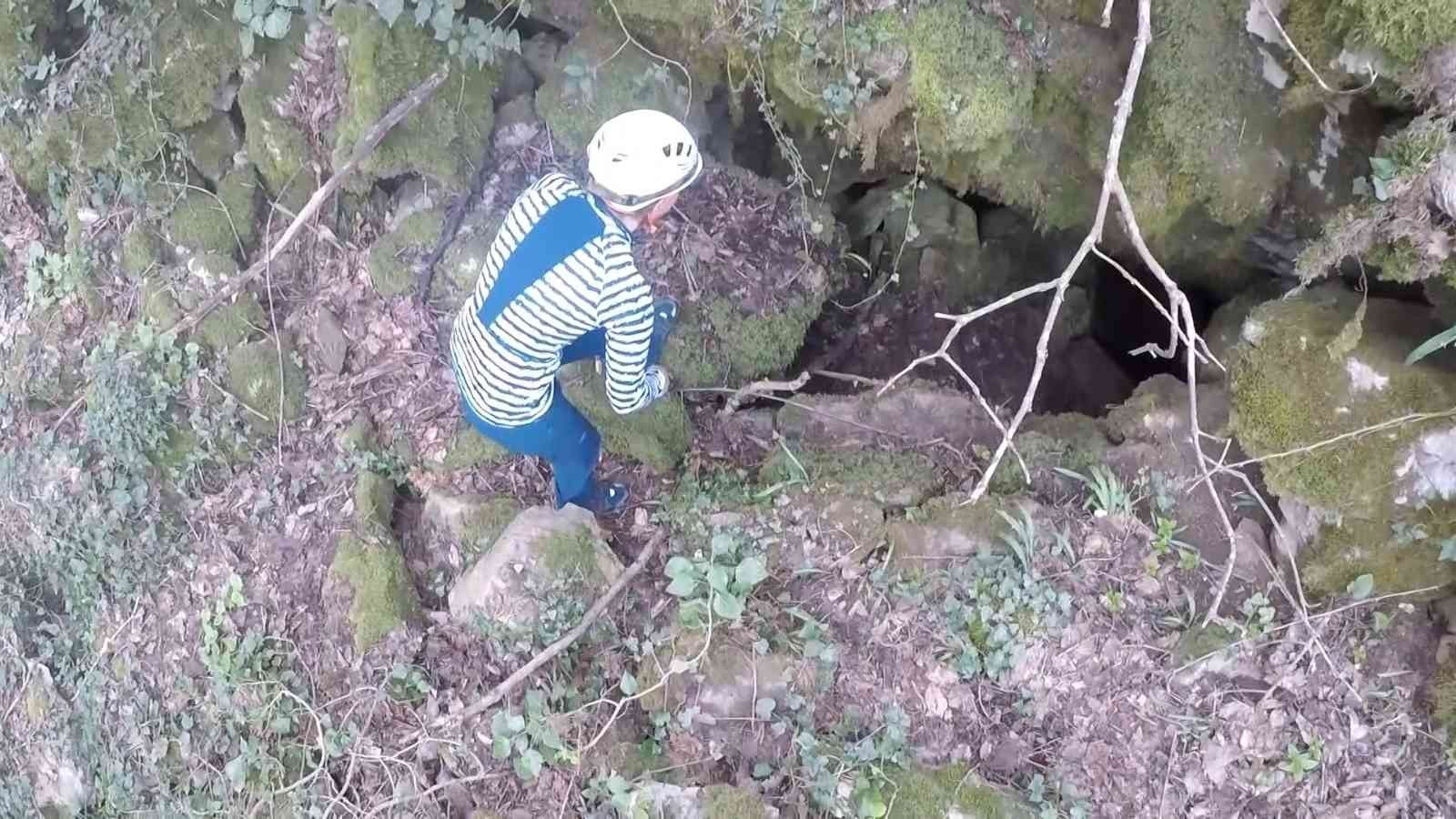 Ayı ile burun buruna gelecekken aldıkları kararla ölümden döndüler Ormanlık alanda keşfettikleri mağaranın derinliklerine inmekten son anda vazgeçen dağcılar, ölümden döndüklerini bölgeye yerleştirdikleri ...