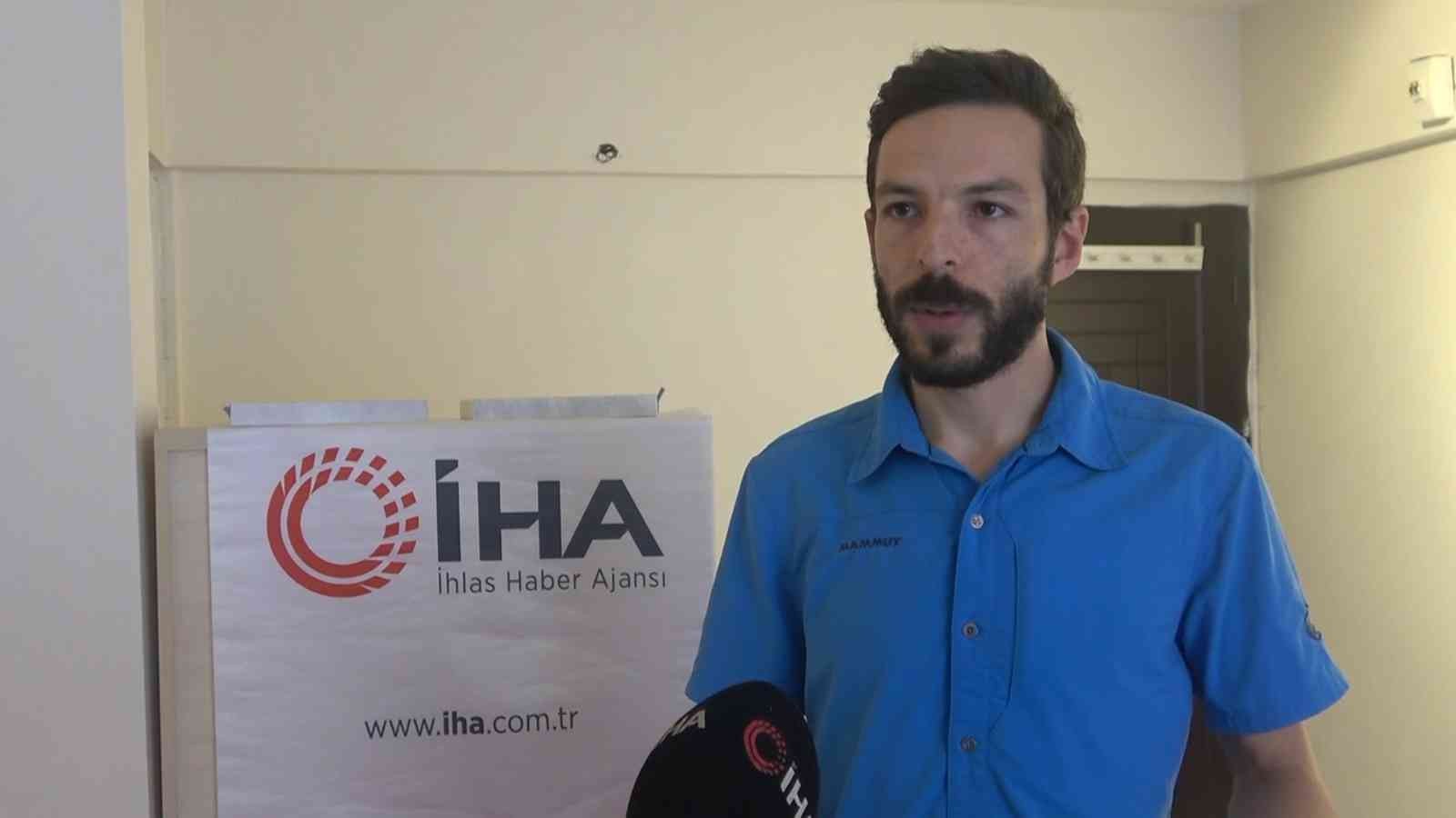 Ayı ile burun buruna gelecekken aldıkları kararla ölümden döndüler Ormanlık alanda keşfettikleri mağaranın derinliklerine inmekten son anda vazgeçen dağcılar, ölümden döndüklerini bölgeye yerleştirdikleri ...