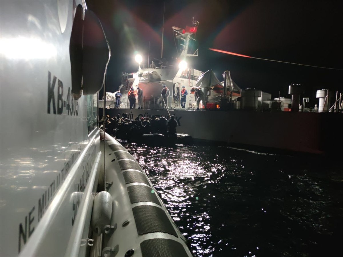 Ayvalık’ta 33 göçmen kurtarıldı Balıkesir’in Ayvalık ilçesinde, Yunanistan’ın Midilli Adası’na gitmek isteyen 33 düzensiz göçmen kurtarıldı. Edinilen bilgiye göre, sabah ...