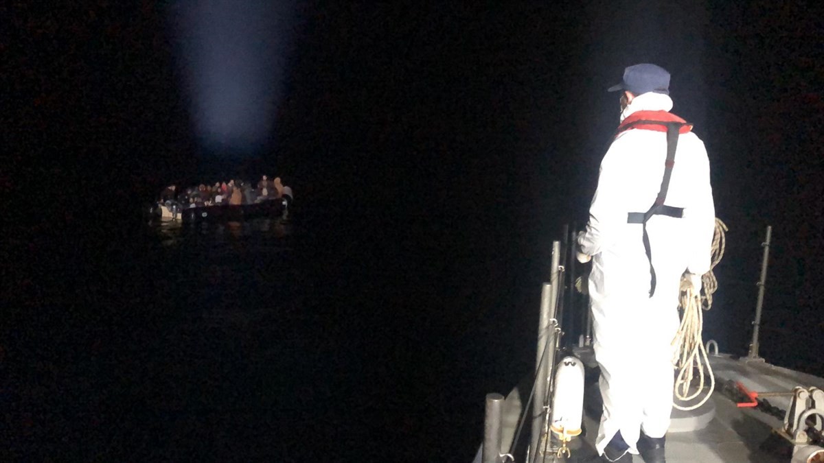 Ayvalık’ta 33 göçmen kurtarıldı Balıkesir’in Ayvalık ilçesinde, Yunanistan’ın Midilli Adası’na gitmek isteyen 33 düzensiz göçmen kurtarıldı. Edinilen bilgiye göre, sabah ...