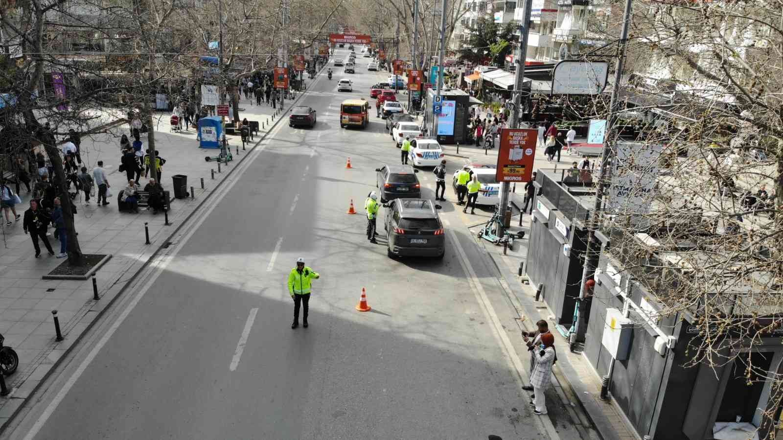 Kadıköy Bağdat Caddesi’nde görevli kadın trafik polisleri, araç yoğunluğunun yaşandığı ana arterlerde, trafik düzenini sağlamak için özveriyle ...