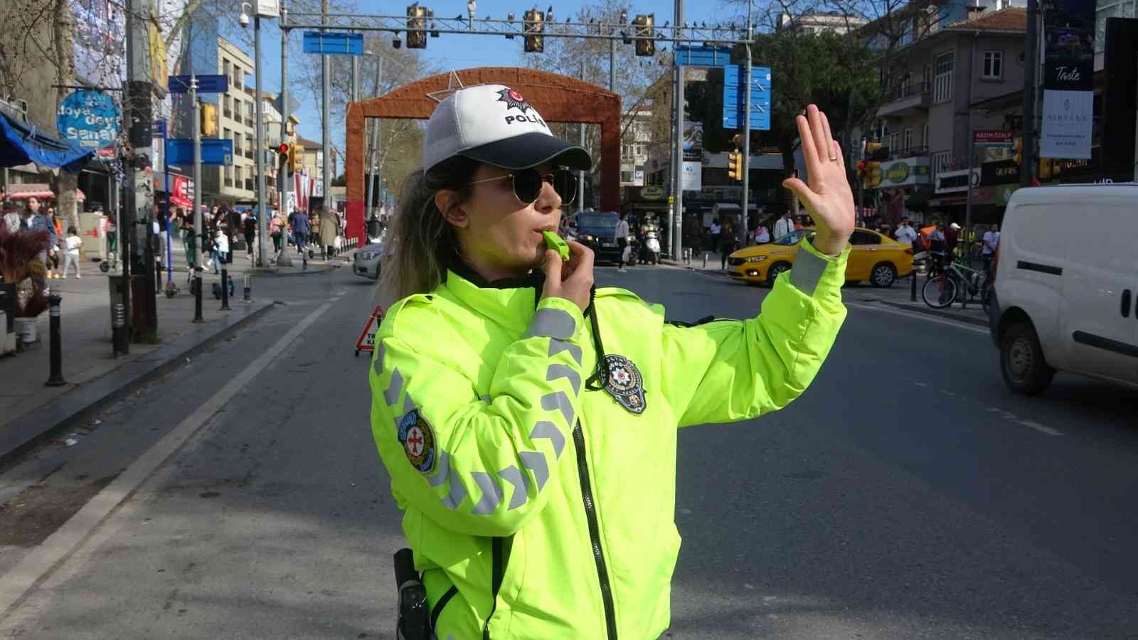 Kadıköy Bağdat Caddesi’nde görevli kadın trafik polisleri, araç yoğunluğunun yaşandığı ana arterlerde, trafik düzenini sağlamak için özveriyle ...