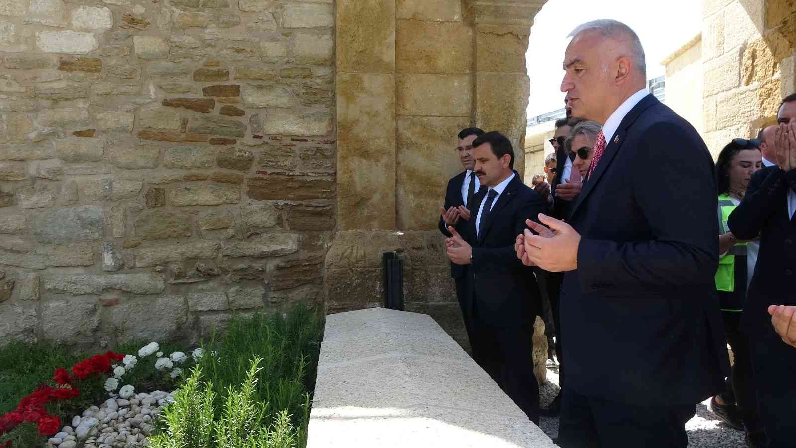 Bakan Ersoy restorasyonu süren Seddülbahir Kalesi’nde incelemelerde bulundu Çanakkale Kara Savaşları’nın 107. yıl dönümü anma programı için Çanakkale’ye gelen Kültür ve Turizm Bakanı Mehmet Nuri Ersoy, restorasyon ...