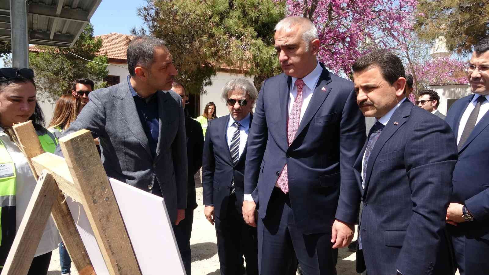 Bakan Ersoy restorasyonu süren Seddülbahir Kalesi’nde incelemelerde bulundu Çanakkale Kara Savaşları’nın 107. yıl dönümü anma programı için Çanakkale’ye gelen Kültür ve Turizm Bakanı Mehmet Nuri Ersoy, restorasyon ...