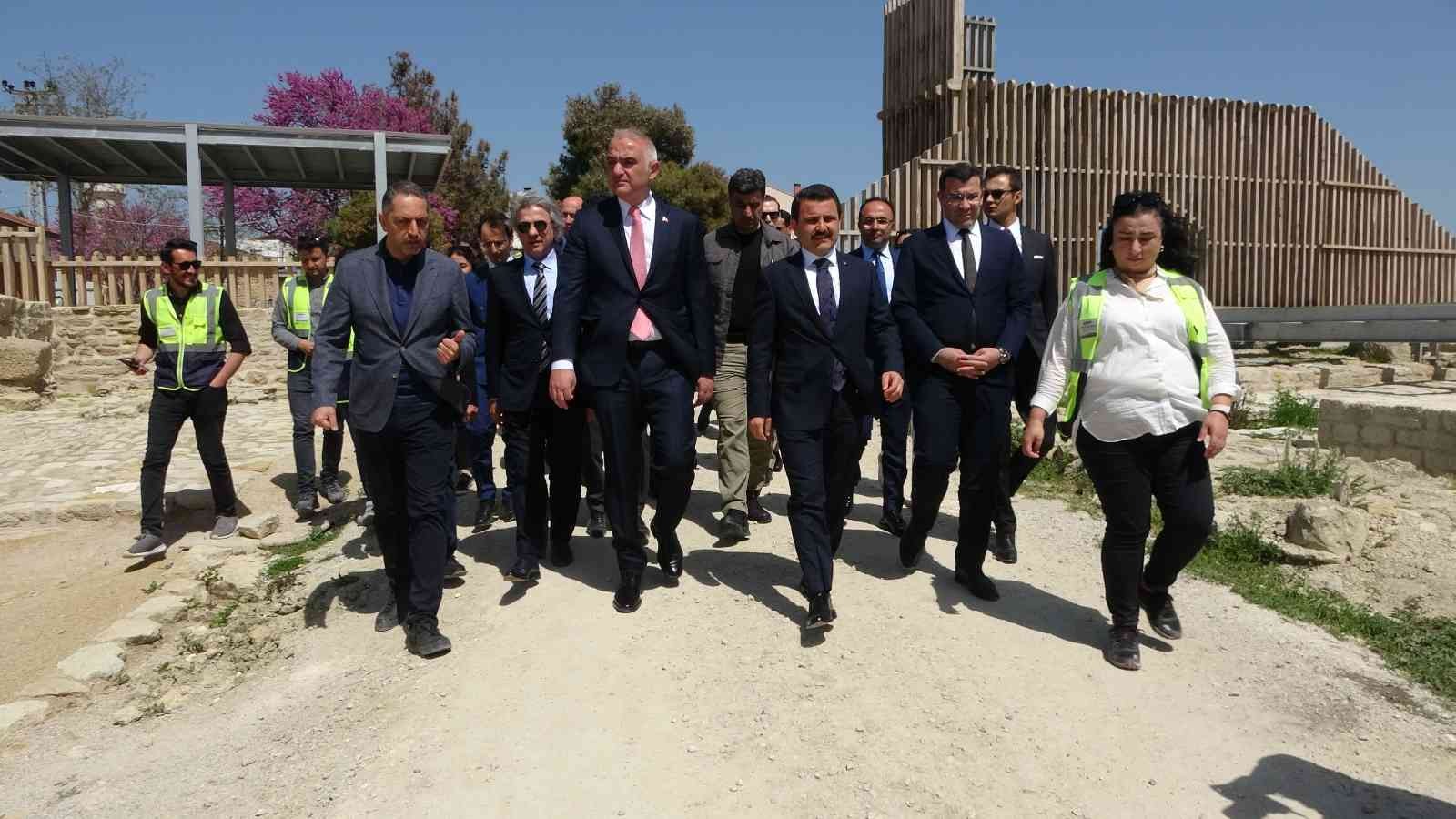 Bakan Ersoy restorasyonu süren Seddülbahir Kalesi’nde incelemelerde bulundu Çanakkale Kara Savaşları’nın 107. yıl dönümü anma programı için Çanakkale’ye gelen Kültür ve Turizm Bakanı Mehmet Nuri Ersoy, restorasyon ...