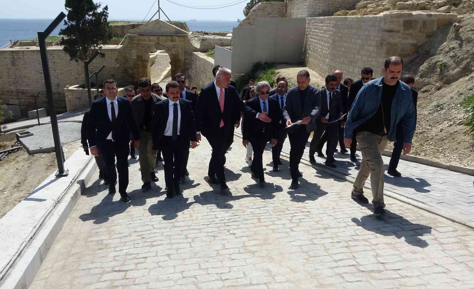 Bakan Ersoy restorasyonu süren Seddülbahir Kalesi’nde incelemelerde bulundu Çanakkale Kara Savaşları’nın 107. yıl dönümü anma programı için Çanakkale’ye gelen Kültür ve Turizm Bakanı Mehmet Nuri Ersoy, restorasyon ...