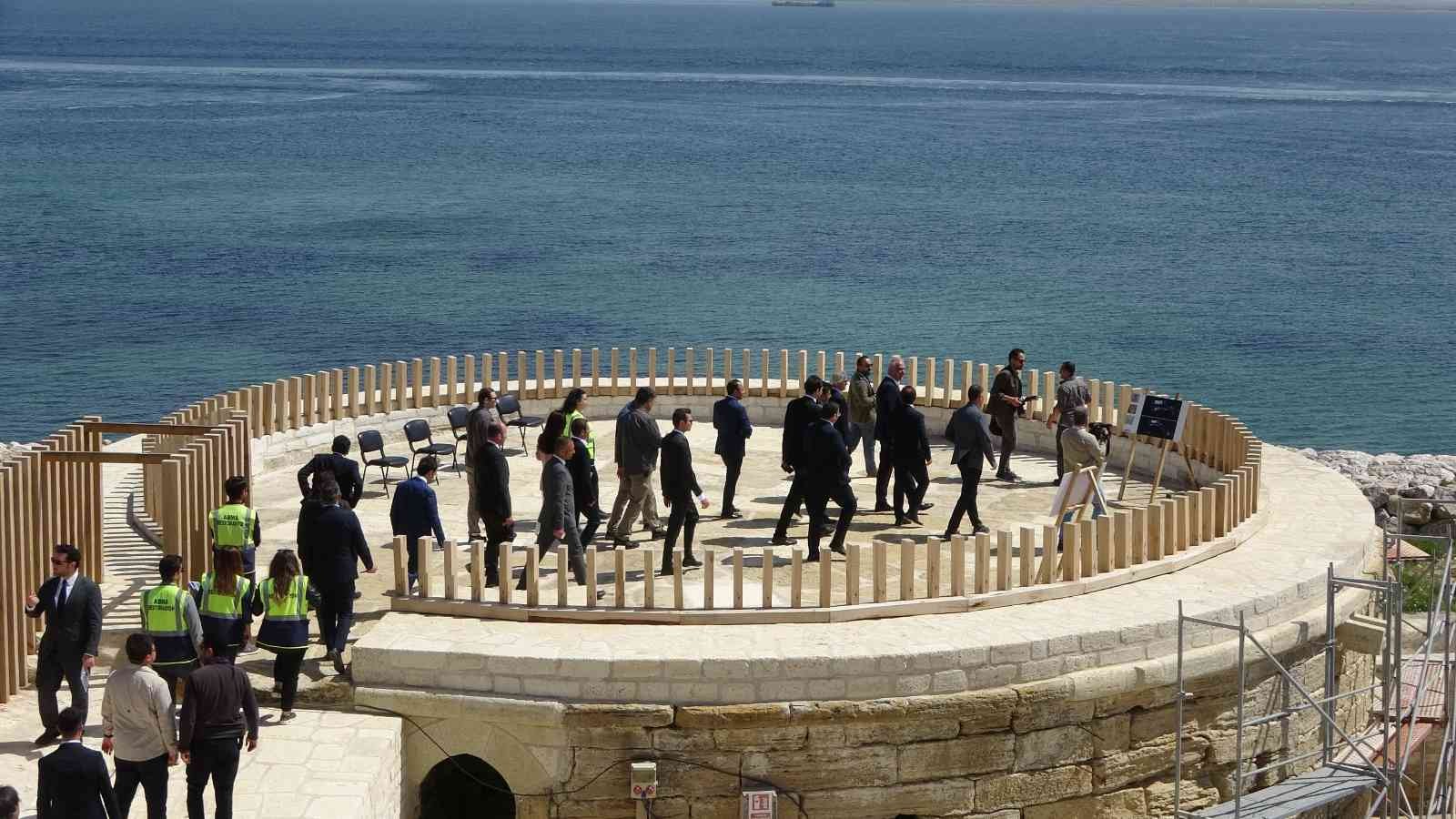 Bakan Ersoy restorasyonu süren Seddülbahir Kalesi’nde incelemelerde bulundu Çanakkale Kara Savaşları’nın 107. yıl dönümü anma programı için Çanakkale’ye gelen Kültür ve Turizm Bakanı Mehmet Nuri Ersoy, restorasyon ...