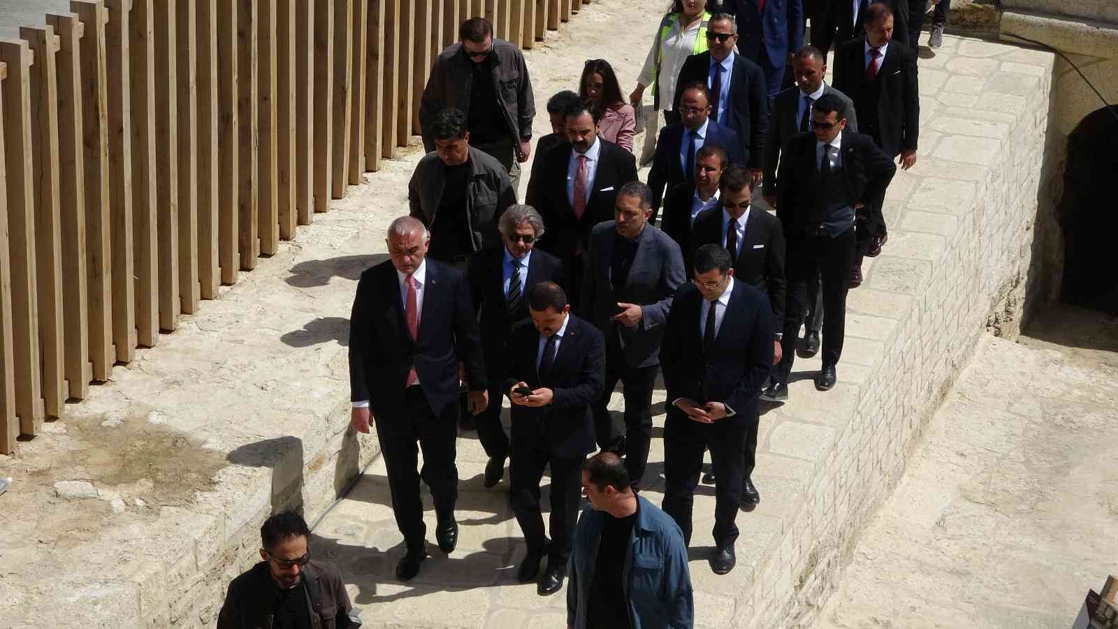 Bakan Ersoy restorasyonu süren Seddülbahir Kalesi’nde incelemelerde bulundu Çanakkale Kara Savaşları’nın 107. yıl dönümü anma programı için Çanakkale’ye gelen Kültür ve Turizm Bakanı Mehmet Nuri Ersoy, restorasyon ...