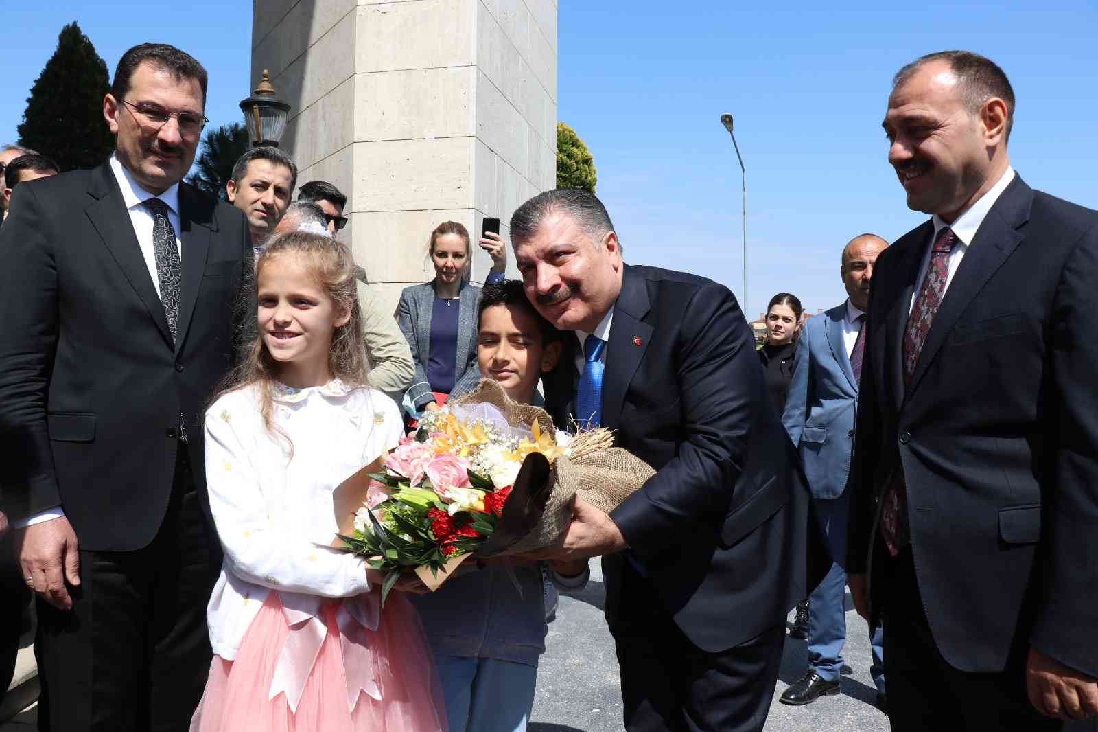 Korona virüs salgınının seyri ile alakalı sevindirici bilgiler paylaşan Sağlık Bakanı Fahrettin Koca, “19’a yakın ilimizde yoğun bakımda yatan ...