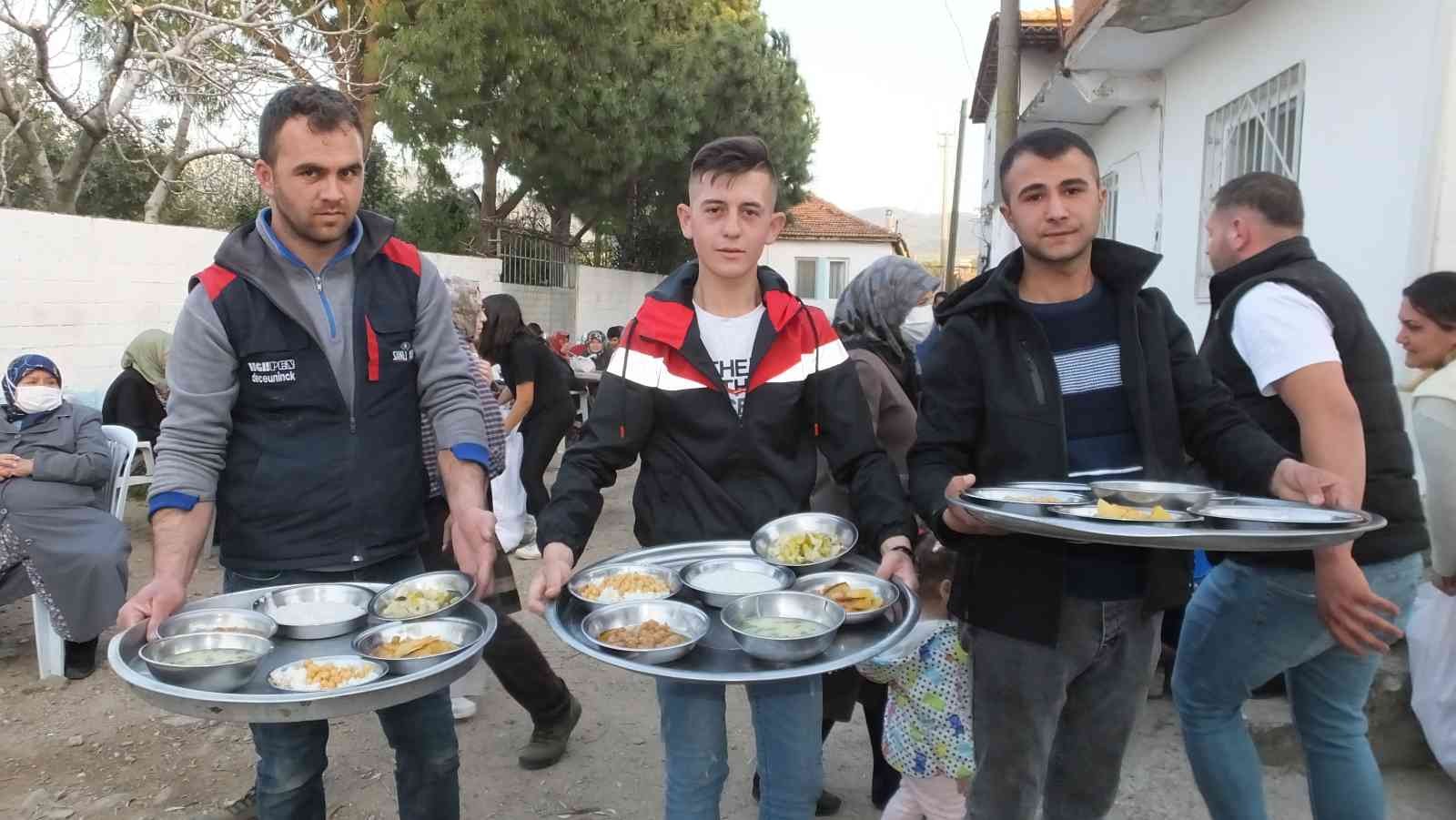 Balıkesir’de çiftçiler iki yıl aradan sonra iftarda buluştu Balıkesir’in Burhaniye ilçesinde, çiftçiler iki yıl aradan sonra toplu iftarda bir araya geldi. İlçenin kırsal Kızıklı mahallesinde sokakta ...