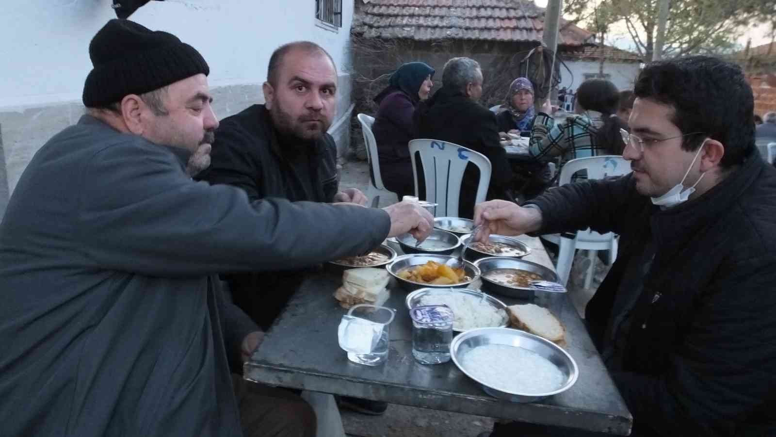 Balıkesir’de çiftçiler iki yıl aradan sonra iftarda buluştu Balıkesir’in Burhaniye ilçesinde, çiftçiler iki yıl aradan sonra toplu iftarda bir araya geldi. İlçenin kırsal Kızıklı mahallesinde sokakta ...