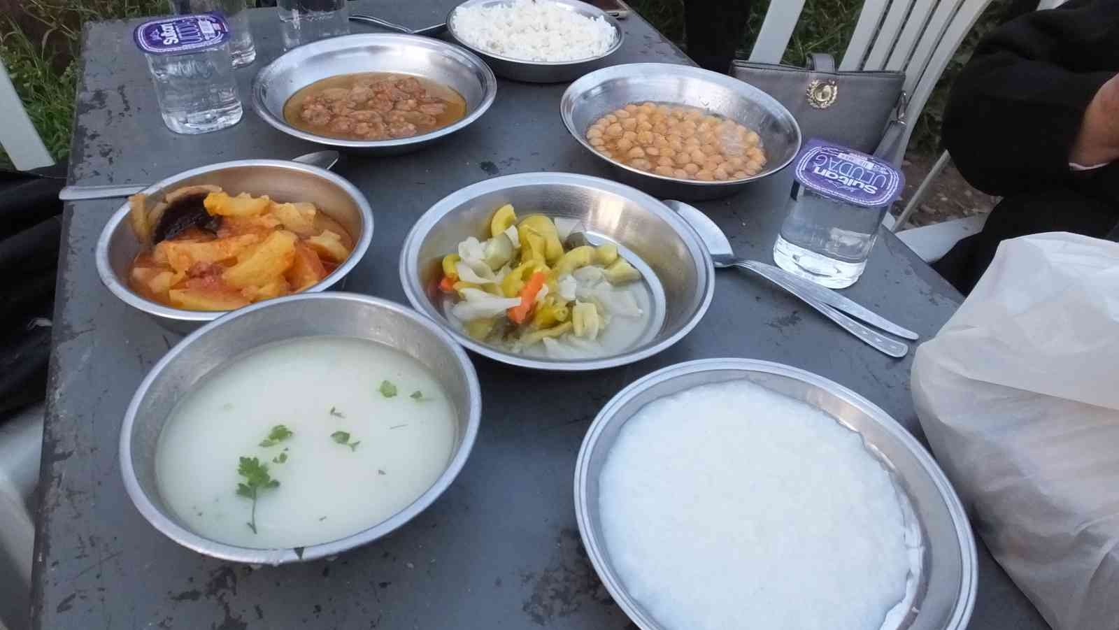 Balıkesir’de çiftçiler iki yıl aradan sonra iftarda buluştu Balıkesir’in Burhaniye ilçesinde, çiftçiler iki yıl aradan sonra toplu iftarda bir araya geldi. İlçenin kırsal Kızıklı mahallesinde sokakta ...