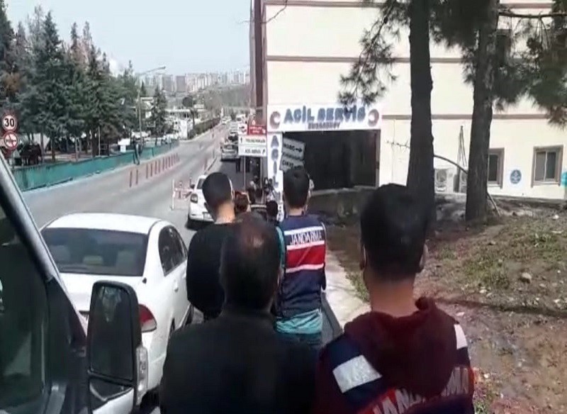 Balıkesir’de DEAŞ operasyonu DEAŞ Terör Örgütünün finans kaynaklarının deşifre edilmesine yönelik Balıkesir Cumhuriyet Başsavcılığının talimatıyla Balıkesir merkezli 15 ilde ...