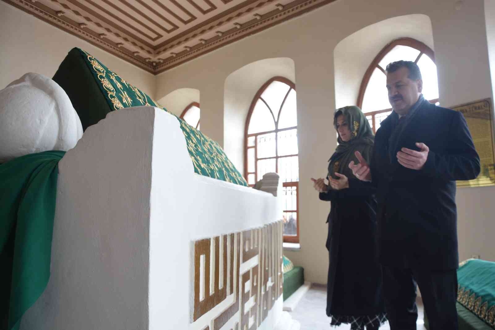 Balıkesir’de türbeler, puşideler ile inanç turizmine kazandırılacak Balıkesir’de İslam büyükleri ve devlet adamlarının ebedi istiratgahı olan türbelerde bulunan sandukalar, hanımların işlediği el işi göz nuru ...