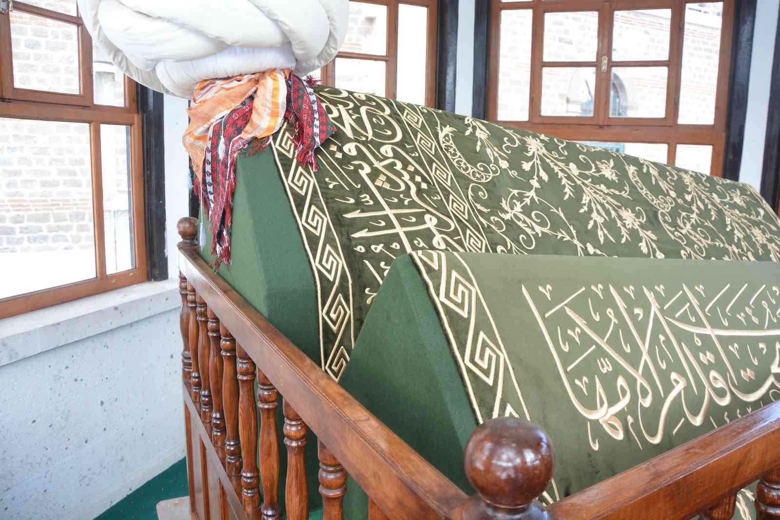 Balıkesir’de türbeler, puşideler ile inanç turizmine kazandırılacak Balıkesir’de İslam büyükleri ve devlet adamlarının ebedi istiratgahı olan türbelerde bulunan sandukalar, hanımların işlediği el işi göz nuru ...