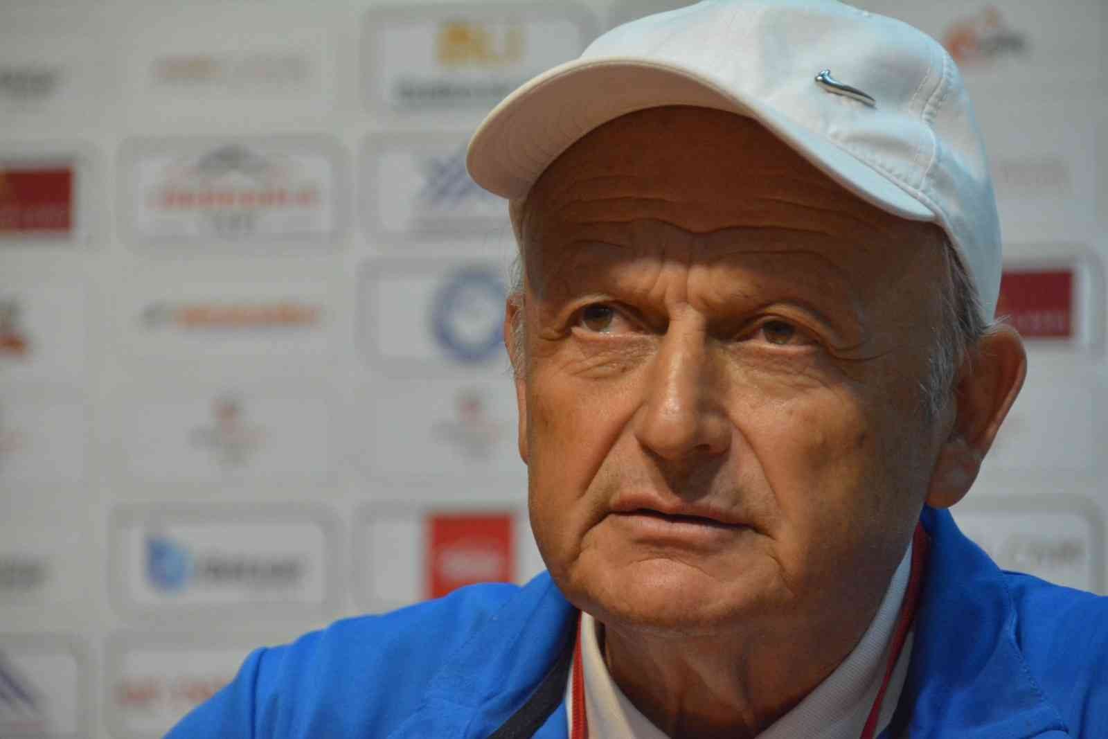 Balıkesirspor - MKE Ankaragücü maçının ardından Spor Toto 1. ligin 34.haftasında Balıkesirspor sahasında MKE Ankaragücü’ne 2-0 mağlup oldu. Maçın ardından her iki takımın teknik sorumlusu da ...