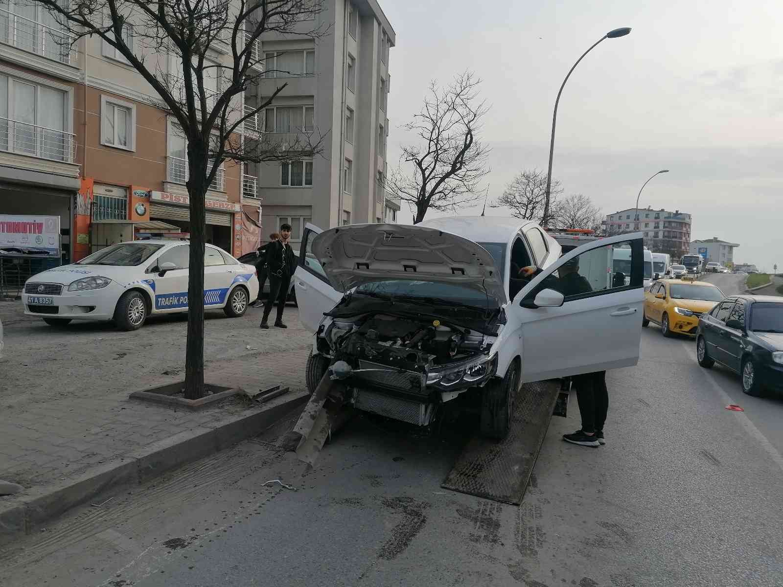 Bariyerlere saplandı, kazadan burnu bile kanamadan kurtuldu Kocaeli’nin Gebze ilçesinde otomobil bariyerlere çarptı. Kaza anı güvenlik kamerasına saniye saniye yansıdı. Kaza, Tatlıkuyu mahallesi D100 ...