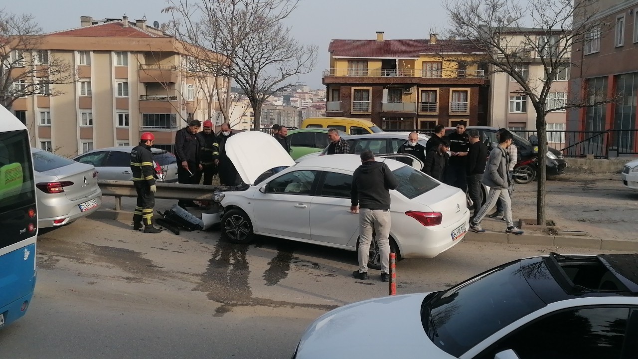 Bariyerlere saplandı, kazadan burnu bile kanamadan kurtuldu Kocaeli’nin Gebze ilçesinde otomobil bariyerlere çarptı. Kaza anı güvenlik kamerasına saniye saniye yansıdı. Kaza, Tatlıkuyu mahallesi D100 ...