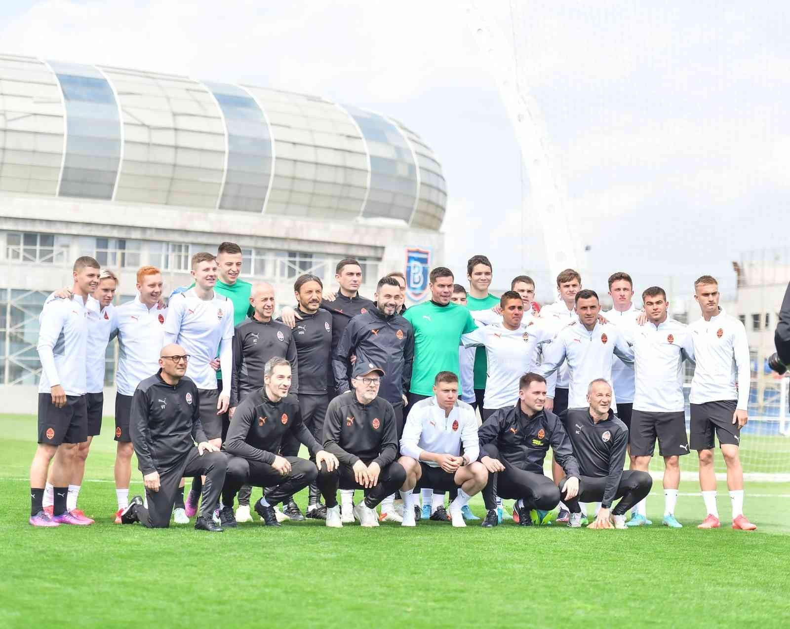 Başakşehir, Shakhtar Donetsk’e antrenman tesislerini açtı Medipol Başakşehir, Ukrayna temsilcisi Shakhtar Donetsk’e antrenman tesislerini açtı. Başakşehir, Rusya ile Ukrayna arasında devam eden savaştan ...