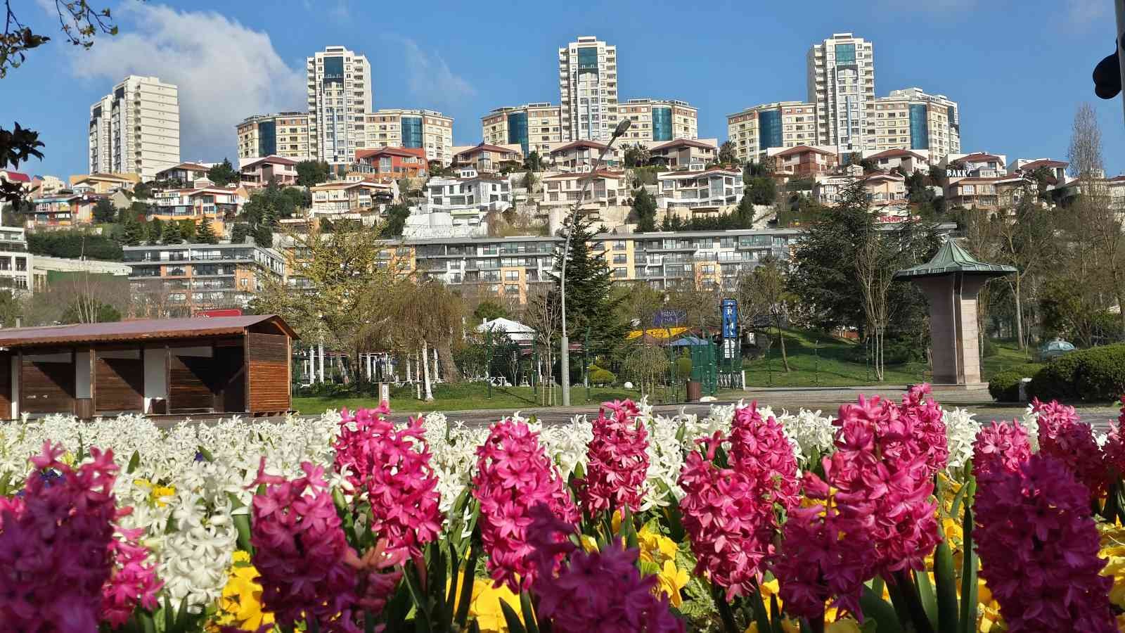 Başakşehir Belediye Başkanı Yasin Kartoğlu, ilçe genelinde başlayan bahar hazırlıklarını yerinde inceledi. Sahadaki ekiplerle bir araya gelen ...